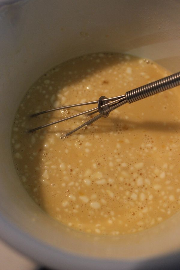 放在爐上加熱,要一直不同攪拌避免底部燒焦!!**拌入的玉米粉與麵粉時雖過篩但依舊有細小結塊,它會因為一直攪拌的動作慢慢散去!建議用球型攪拌器比較好將粉拌勻拌散