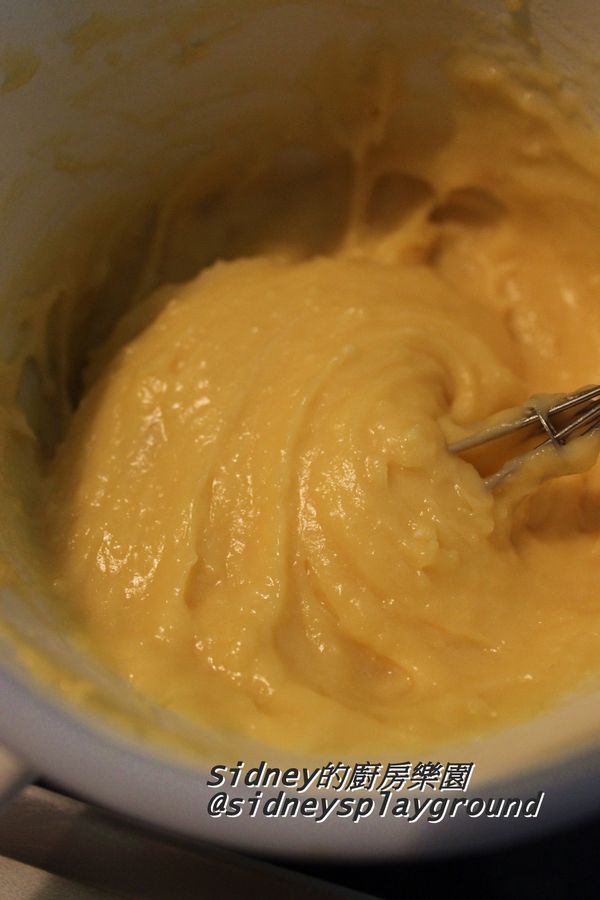 奶皇餡完成!奶皇餡完成會像非常濃稠卡士達醬一樣!建議放涼後先入凍庫凍30-60分鐘凍稍硬些,再分成球狀,這量我這次分12等分,每顆約23克左右,我做法是>前一天先做奶皇餡,餡製作好後放涼,再入凍庫凍30-60分鐘,凍稍硬但可塑型的狀態,分成12等份,再將分成12等份的小圓球回凍庫冰到全硬,隔天使用
