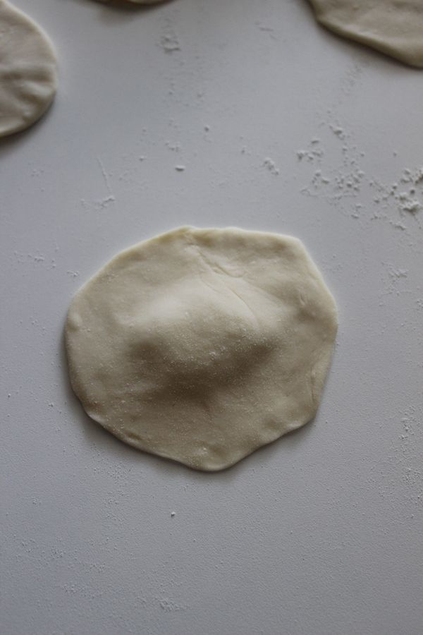 擀成比內大一些的中間厚邊邊薄的圓片