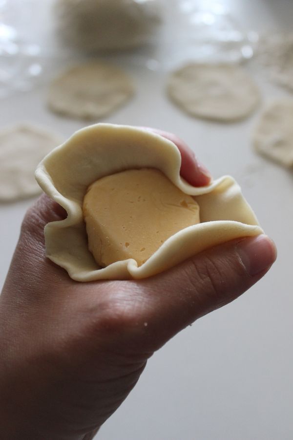 包入內餡,收口捏緊