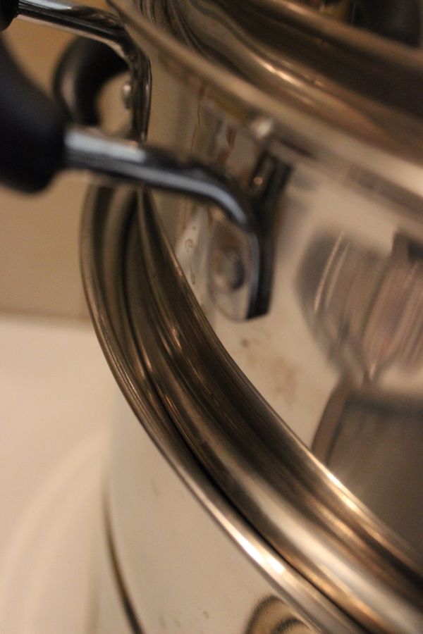 入爐,中大火蒸12-13分鐘~記得鍋邊留細小縫~我並沒有包布巾~但因開細小縫鍋蓋是打斜的~在我製作過程中並沒發生有水滴到包子的狀況