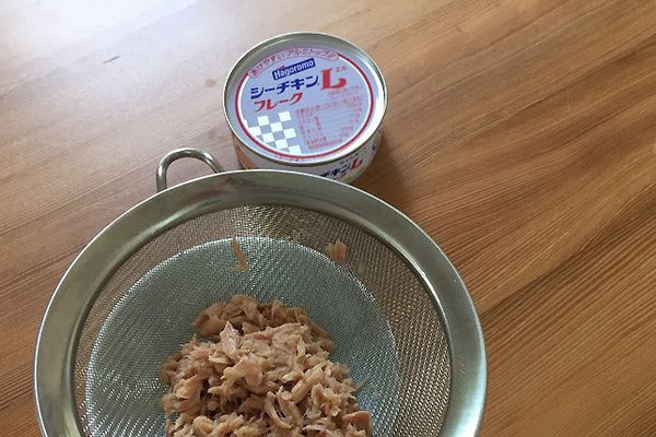 油漬鮪魚瀝油備用