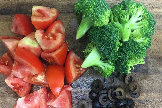 花椰菜切成一小顆、番茄切塊、黑橄欖切片