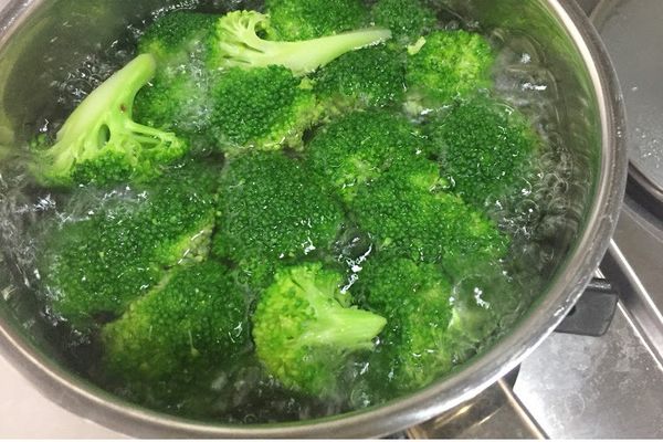 滾水中加入1小匙鹽，放入花椰菜汆燙2-3分鐘，撈起後放入雞蛋煮至熟