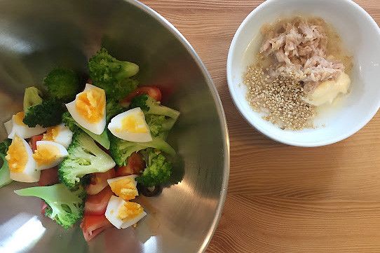 將煮熟雞蛋切塊，將所有食材放入大盆中與鮪魚醬攪拌均勻。