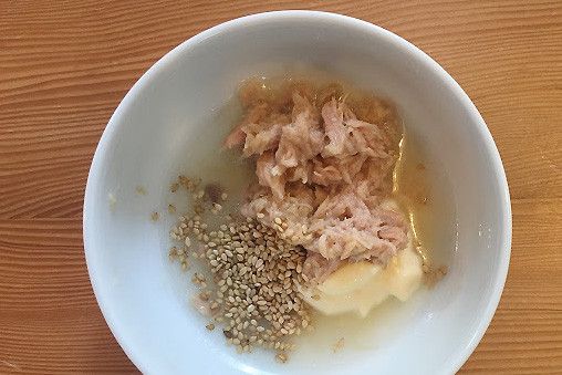 將鮪魚醬材料攪拌均勻。