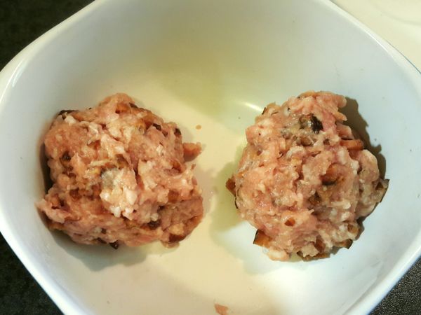香菇切碎
（想要有口感的可以不用切太碎）
加入絞肉、白胡椒、五香粉、料理米酒攪拌
慢慢加入麵粉均勻攪拌
直到香菇絞肉成團