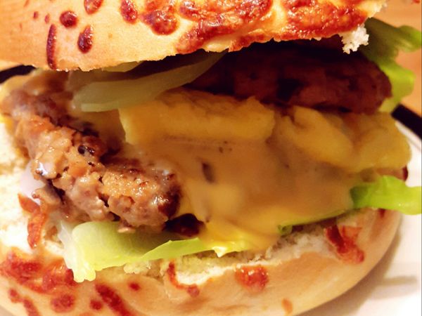 將高麗菜葉（或蘿蔓葉）、肉排、蛋、cheese夾入貝果中
回烤箱烤3分鐘

完成