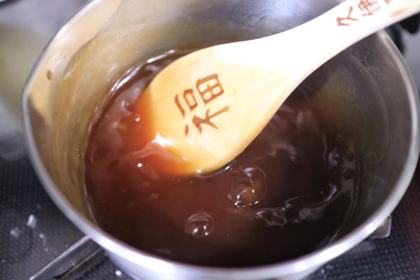小鍋中太白粉和水先拌勻再加入醬油、味醂和砂糖用小火煮開，記得要不停地攪拌