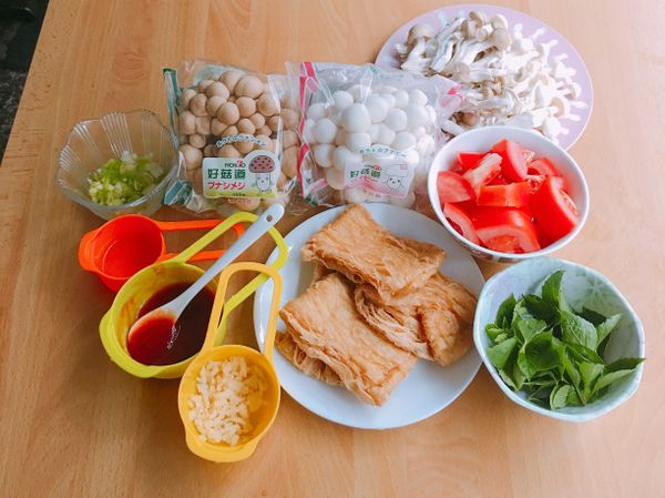 食材大集合～菇菇去蒂隨意撥開、牛蕃茄切塊、蒜頭切末、蔥切蔥花、酸甜醬汁全部調成一碗備用