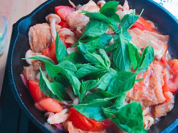 起鍋前，加入九層塔和蔥花拌一下，就完成啦～～