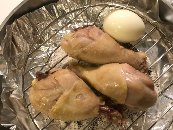 鐵鍋(不可以用不沾鍋!)上鋪放鋁箔,麵粉+糖+紅茶葉拌勻平鋪在鋁箔上.
放上蒸架後放上雞肉(我煮了一顆水煮蛋一起燻)