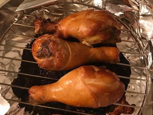 放涼再吃肉汁才不會直接流光.
底下的燻料變好黑,燻料記得隨雞肉增減去改比例喔!