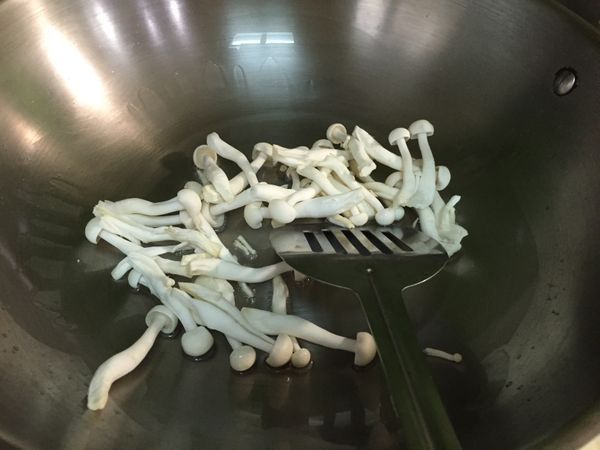 適量油稍微熱鍋後，下雪白菇先用中小火煎出香氣至些微上色。