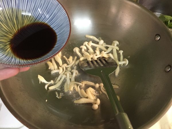 接著加入一大匙醬油與一點點細砂糖拌炒均勻後，加入一大匙水（避免醬汁太乾）。