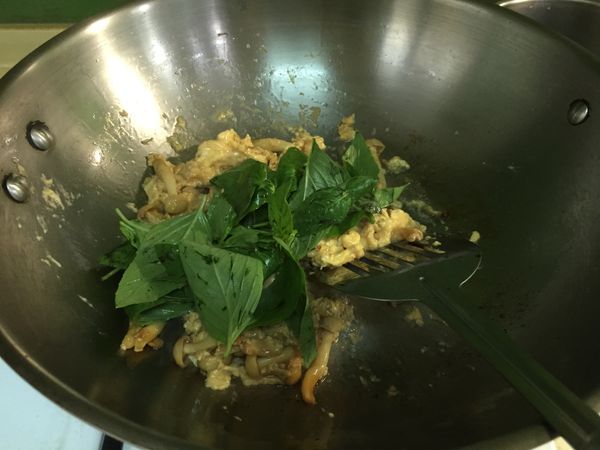 起鍋前加入九層塔葉略微翻炒即可熄火享用。