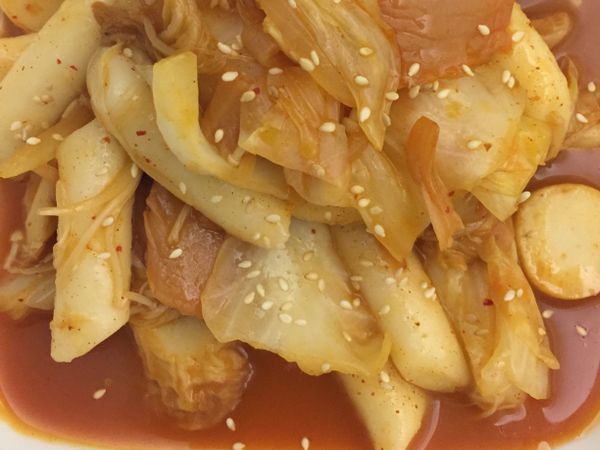 拌炒均勻後放入煮過的年糕翻炒，待湯汁收至有濃稠感！試鹹度加入適量的鹽調味，年糕翻炒入味後即可關火盛盤後撒上芝麻準備上桌嘍！