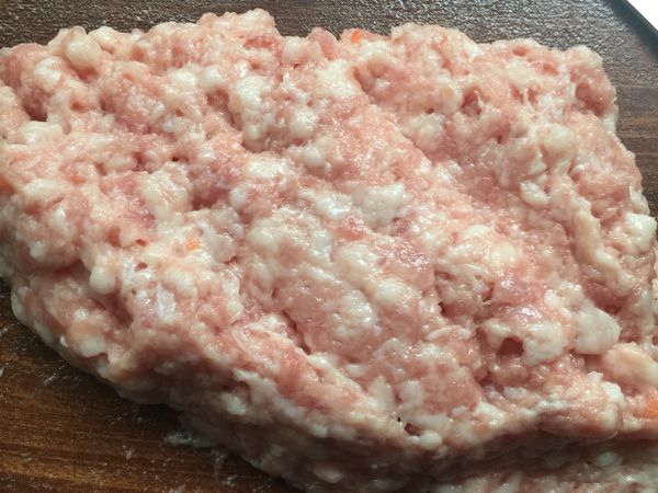 將豬絞肉和牛絞肉用刀剁到有黏性後備用。