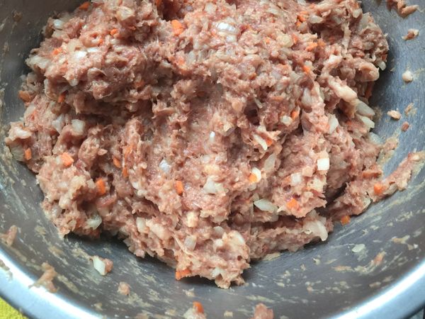 將豬絞肉、牛絞肉、洋蔥和紅蘿蔔加在ㄧ起攪拌均勻後再加入調味料和麵包粉再次攪拌均勻。