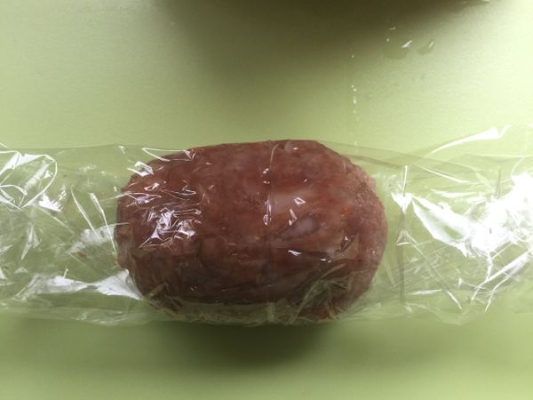 取ㄧ張保鮮膜將拌好調味的絞肉每糰約80克左右（要再大點或小點自行酙酌）像包糖果ㄧ樣包起來。
