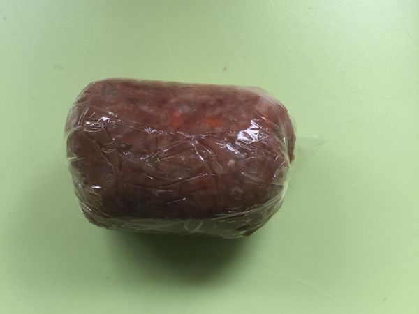 將兩側保鮮膜捲起後用膠帶黏起來，這樣ㄧ球球的包好每次要煮時拿ㄧ球出來料理非常方便唷。