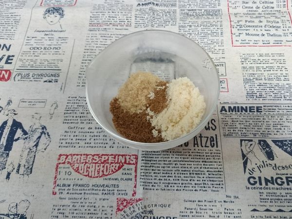 **蕨餅粉和糖的比例為1:1.2，此配方為50:60，其中黑糖的比例需佔糖類的60~65%，不一定要用到三種糖，只是味道會更豐富一些，糖的種類也可以替換成細砂糖等，秤重後將糖類全數混合。