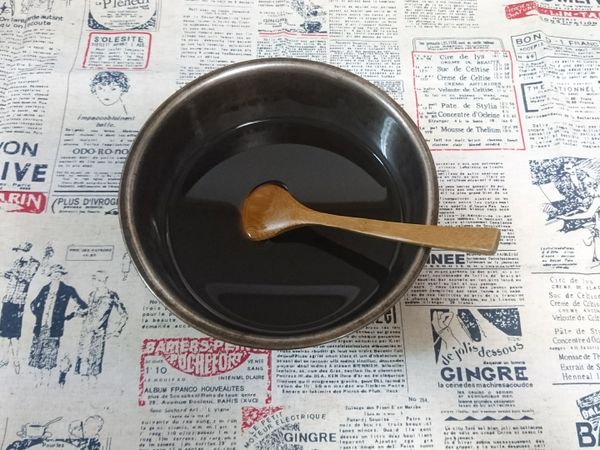 準備一個鍋子，將混合好的糖放入，將熱開水倒入，攪拌至糖完全融化。