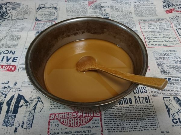 將黑糖水放置變溫後，再加入蕨餅粉混合至無粉狀。(太熱的水會讓蕨餅粉變熟)