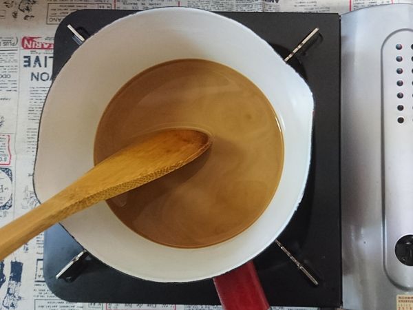 準備一個有把手的後底鍋子及木製長湯匙，將混合好的黑糖蕨餅水倒入鍋中，瓦斯轉小火慢慢加熱，加熱過程中要不停地攪拌以免開始有結塊黏鍋。(其實一開始用有把手的鍋子就可以了，這樣也不用洗兩個鍋......不要用筷子攪拌，因為凝結後會很黏，筷子容易斷掉)