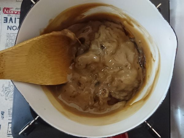 鍋中會慢慢有半透明的凝結塊產生，這時候要從下往上拌，避免黏鍋的問題。