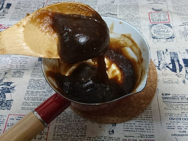 持續拌到全部成為黑褐色的凝結塊後，稍微離火再拌到有光澤感就可以關火了。