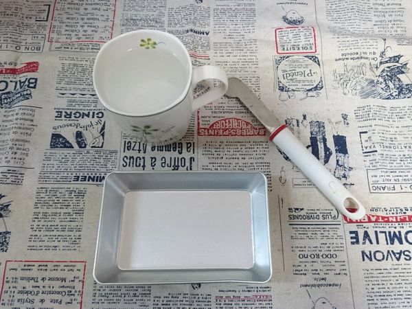 準備一杯開水(可以喝的那種)、抹刀或可以抹平表面的任何工具、適當大小的可耐熱容器，容器中先抹上薄薄的一層油防沾。
