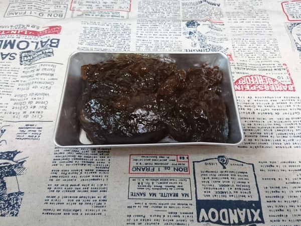 將完成好的蕨餅倒入容器中，剛開始的形狀會非常的放蕩不羈(?)