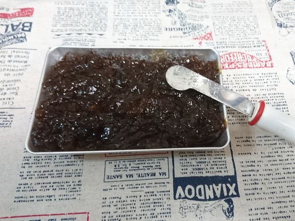 用刮刀沾開水將表面抹平，不用到非常平整，因為等一下裹粉也看不出來。