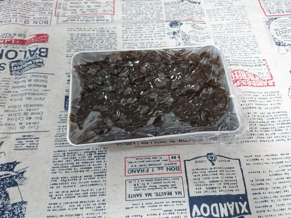 鋪上一張保鮮膜貼合表面，等到蕨餅稍微降溫後放到冰箱冷藏。(容器是有蓋子就直接蓋蓋子就好)