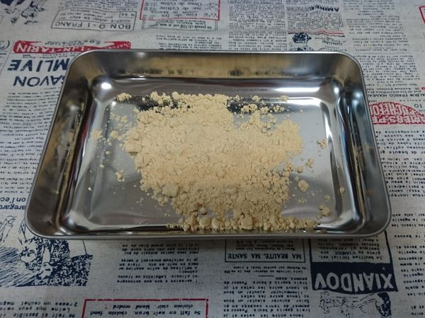 準備另外一個盤子，在裡面放入適量的黃豆粉。(喜歡甜的人可以混一些砂糖，也可以替換成任何你想吃的口味)