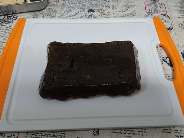 將整塊已經冷卻好的蕨餅從容器中倒出來。