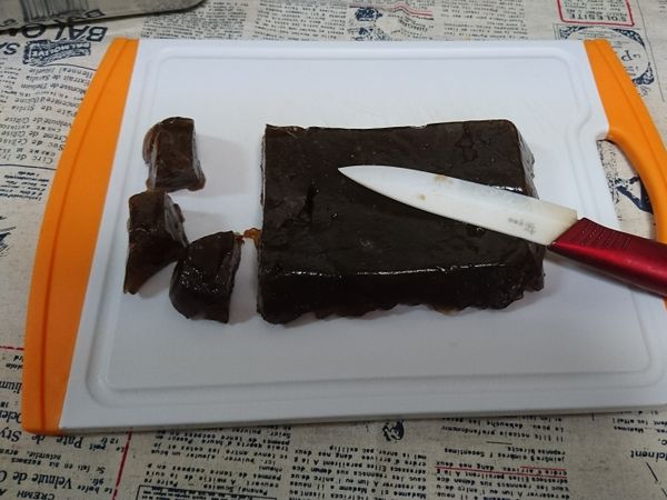 刀子沾開水，將蕨餅切成適當大小。