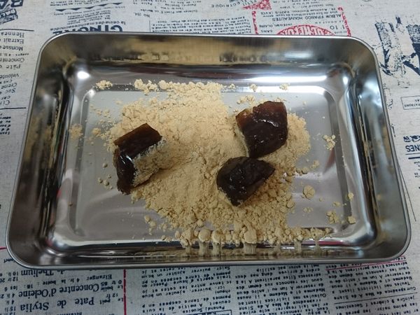 再放進黃豆粉中裹粉防沾就可以享用了！