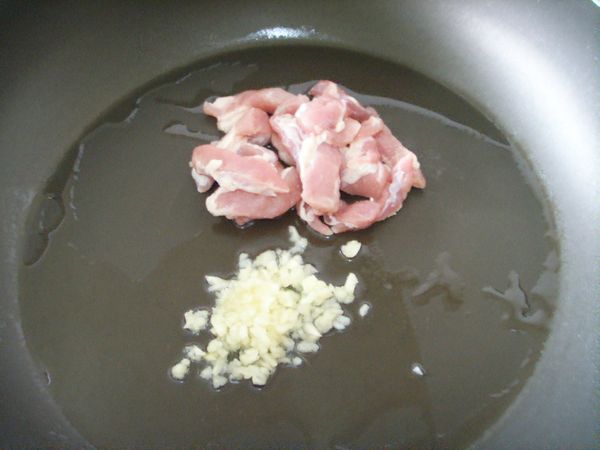 蒜末炒香後加入豬肉絲。