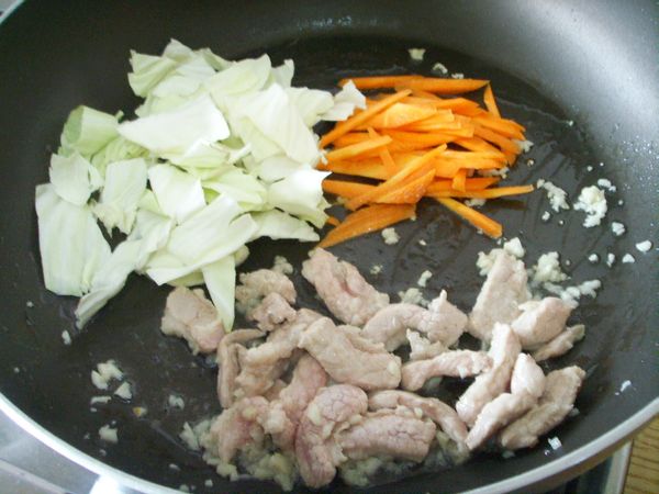 加入紅蘿蔔 高麗菜一起拌炒。