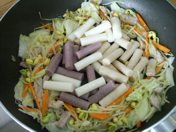 放入韓式年糕。