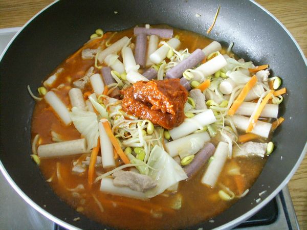 加水和韓國辣椒醬一同拌炒。