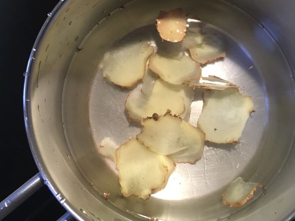 薑切薄片放入冷水中。滾起後中火煮15分鐘