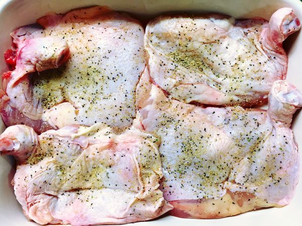 去骨雞腿兩面先以鹽、黑胡椒調味，也可另加少許綜合香料