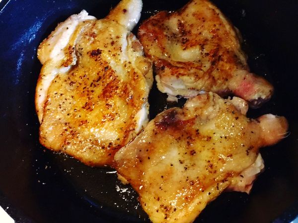 放入去骨雞腿，雞皮面先朝下煎約2-3分鐘，翻面繼續煎至呈金黃色起鍋