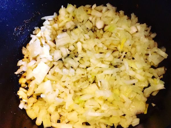 同鍋先下洋蔥末炒香至半透明狀