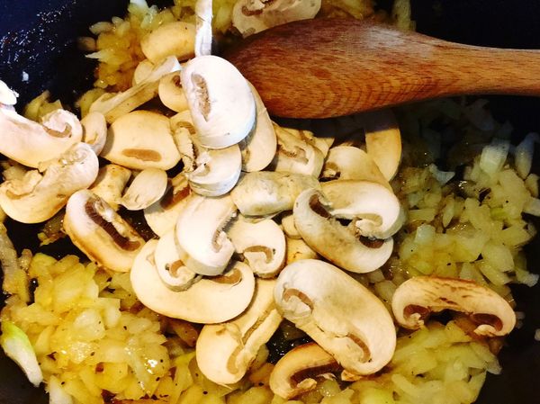 接著下洋菇續炒