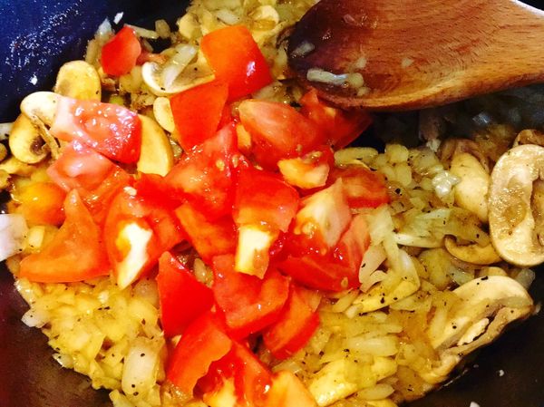 洋菇軟化後，陸續加入蕃茄塊及蕃茄糊