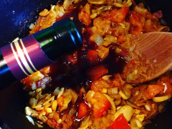 注入紅酒使其稍微滾一下
將步驟4的雞腿放回鍋中